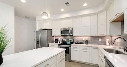 Gorgeous Townhome Steps From the Brewery District!