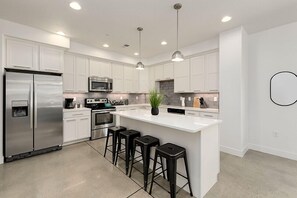 Private kitchen - Gorgeous Townhome Steps From the Brewery District! (Fort Collins)