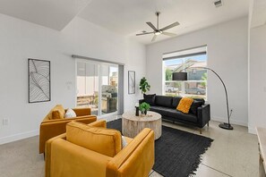 Living area - Gorgeous Townhome Steps From the Brewery District! (Fort Collins)