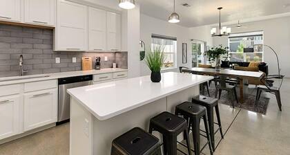 Gorgeous Townhome Steps From the Brewery District!