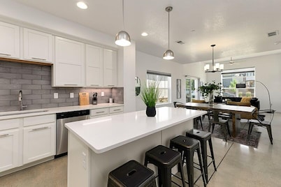 Gorgeous Townhome Steps From the Brewery District!