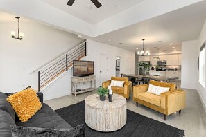 Casa geminada, várias camas, varanda, vista para o jardim (226 Osiander St. Unit D) | Área de estar | TV de tela plana 50 polegadas com canais a cabo, TV