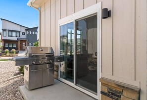 Maison en rangée, Plusieurs lits, patio, vue sur le jardin (226 Osiander St. Unit D) | Terrain de l’hébergement 