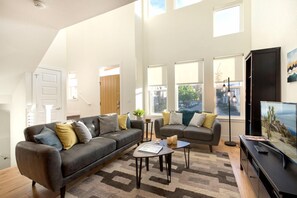 Casa, varias camas, patio, vista al jardín (420 Cajetan St.) | Interior