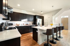 Casa, varias camas, patio, vista al jardín (420 Cajetan St.) | Cocina privada | Refrigerador, microondas, horno y parrilla de estufa 