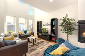 Casa, varias camas, patio, vista al jardín (420 Cajetan St.) | Interior