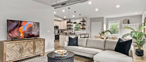 Departamento, varias camas, patio, vista al jardín (317 Stover St. Unit C) | Área de sala de estar | Televisión de 40 pulgadas con canales digitales