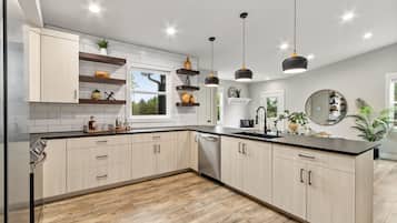 Refrigerador, microondas, horno, placa de cocina