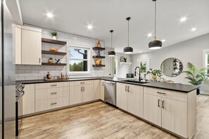 아파트, 침대(여러 개), 파티오, 정원 전망 (317 Stover St. Unit C) | 전용 주방 | 냉장고, 전자레인지, 오븐, 쿡탑