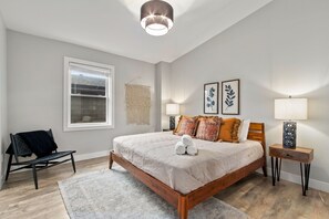 3 bedrooms, free WiFi, bed sheets - Spacious Downtown Apartment – Walk to Old Town Fc! (Fort Collins)
