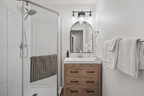 Casa, 2 habitaciones | Baño | Toallas 