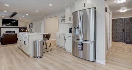 Modern 5 BR - Large Yard + BBQ + Kid's Playhouse + Game Room + Great WiFi