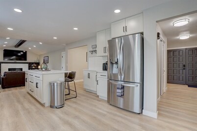 Modern 5 BR - Large Yard + BBQ + Kid's Playhouse + Game Room + Great WiFi