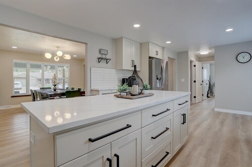 Modern 5 BR - Large Yard + BBQ + Kid's Playhouse + Game Room + Great WiFi