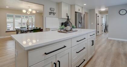 Modern 5 BR - Large Yard + BBQ + Kid's Playhouse + Game Room + Great WiFi