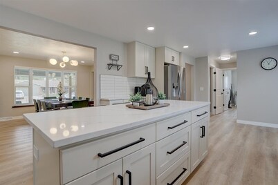 Modern 5 BR - Large Yard + BBQ + Kid's Playhouse + Game Room + Great WiFi