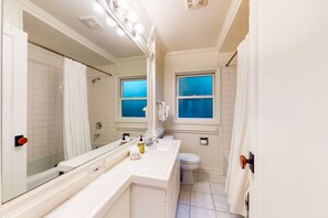 Hair dryer, towels - Updated Crafstman with covered porch, grill, & W/D - walk to Woodland Park (Seattle)