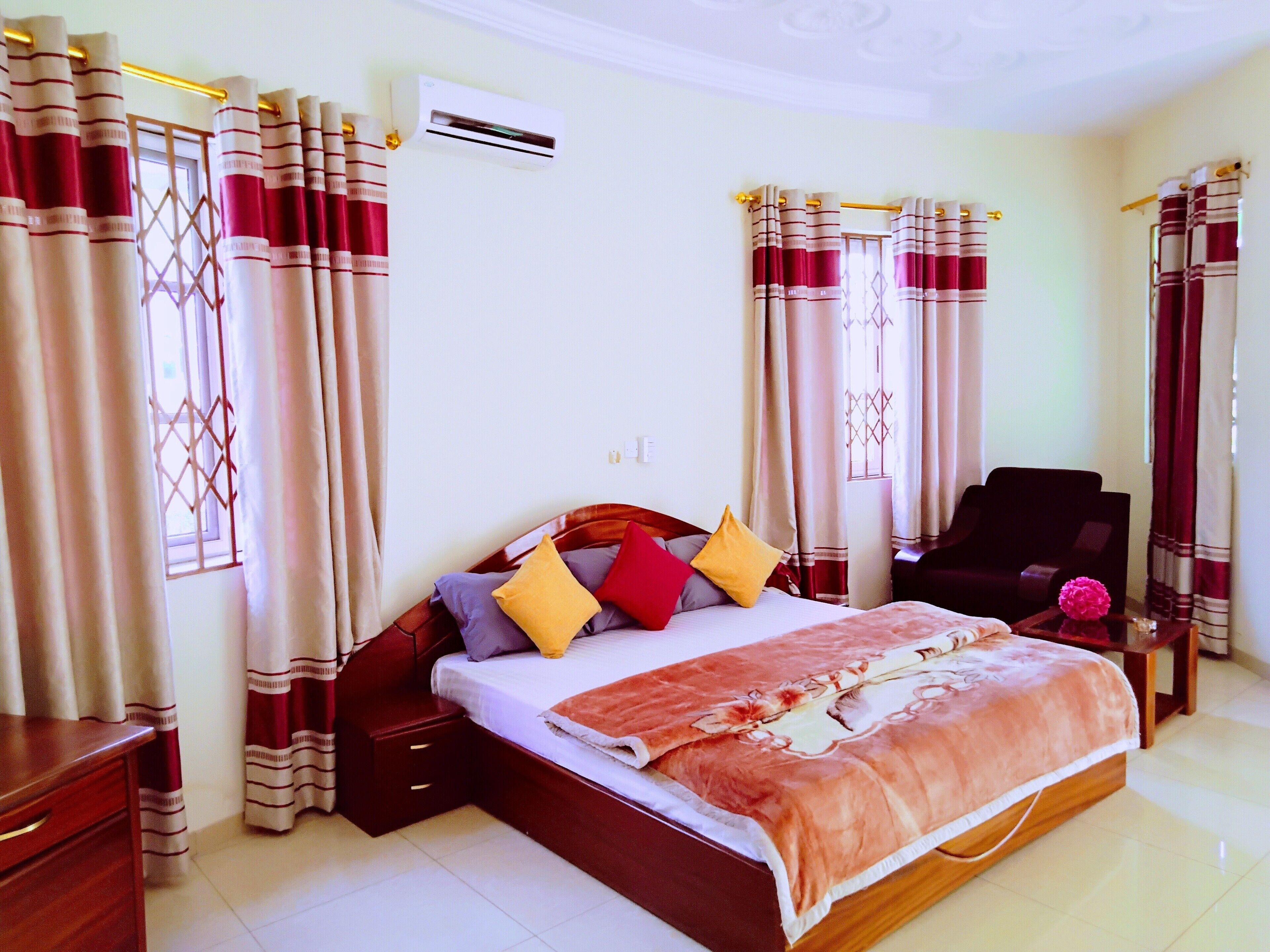 16 bedrooms, in-room safe, desk, iron/ironing board