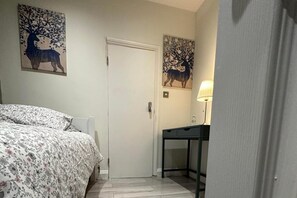 1 chambre, fer et planche à repasser, Wi-Fi gratuit, draps fournis
