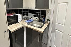Fridge, microwave, electric kettle - Studio Sleeps 1 Near Acton Park (London)