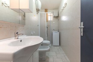 A bathroom with a sink, toilet, and shower. - 3151 Villa Giovì - Appartamento 4 by Barbarhouse (Manduria)