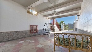 A spacious indoor area with a tiled floor, a ceiling fan, and a staircase leading to an outdoor area. - 3151 Villa Giovì - Appartamento 4 by Barbarhouse (Manduria)