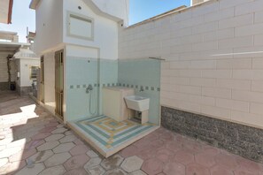 A small, enclosed bathroom with a shower, a sink, and a tiled floor. - 3151 Villa Giovì - Appartamento 4 by Barbarhouse (Manduria)