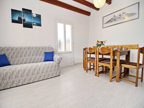 Appartement (Two Bedroom Apartment with Pool and S) | Salle à manger