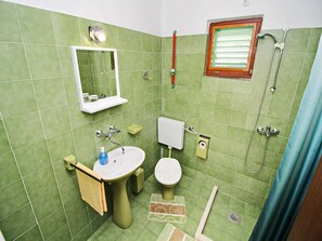公寓 (Two Bedroom Apartment with Pool and S) | 浴室 | 淋浴設備、毛巾