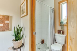 Douche, serviettes fournies, savon, shampooing