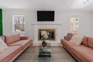 Smart-TV, Tischfußball, Bücher, Arbeitsbereiche