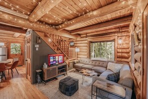 Cabin, 2 Bedrooms | Living area