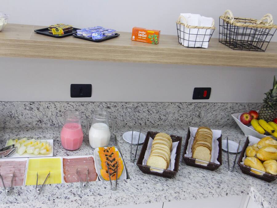 Montaje de bufé con diversos alimentos y acompañamientos.