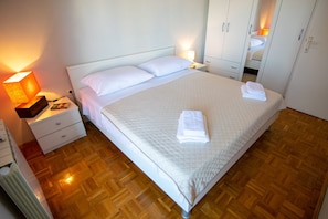 2 habitaciones, cortinas blackout y tabla de planchar con plancha 