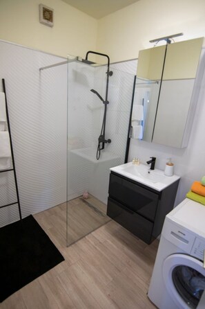 Appartement familial, 2 chambres, balcon, vue sur la cour intérieure | Salle de bain | Articles de toilette (gratuits), savon, papier de toilette