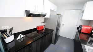 Refrigerador con congelador, microondas, cafetera y tetera y arrocera