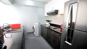 Departamento básico | Cocina privada | Refrigerador con congelador, microondas, cafetera y tetera y arrocera