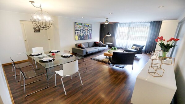 Departamento básico | Área de sala de estar | Smart TV de 50 pulgadas con canales digitales y televisión