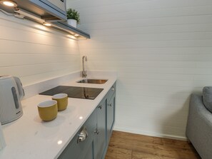 Kylskåp, vattenkokare, brödrost och grytor/köksredskap