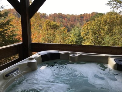 Secluded, Great View! Hot Tub, Wood Fireplace, Screened in Porch, Arcade Games.