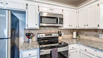 Geladeira, micro-ondas, fogão, cooktop