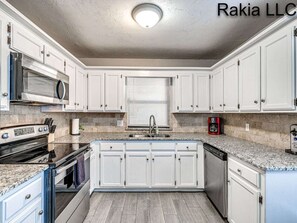 Refrigerador, microondas, horno, placa de cocina