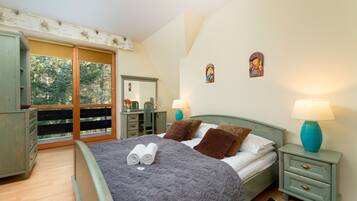 Apartment, 2 Bedrooms, Balcony, Mountain View | 2 bedrooms, free cribs/infant beds, bed sheets