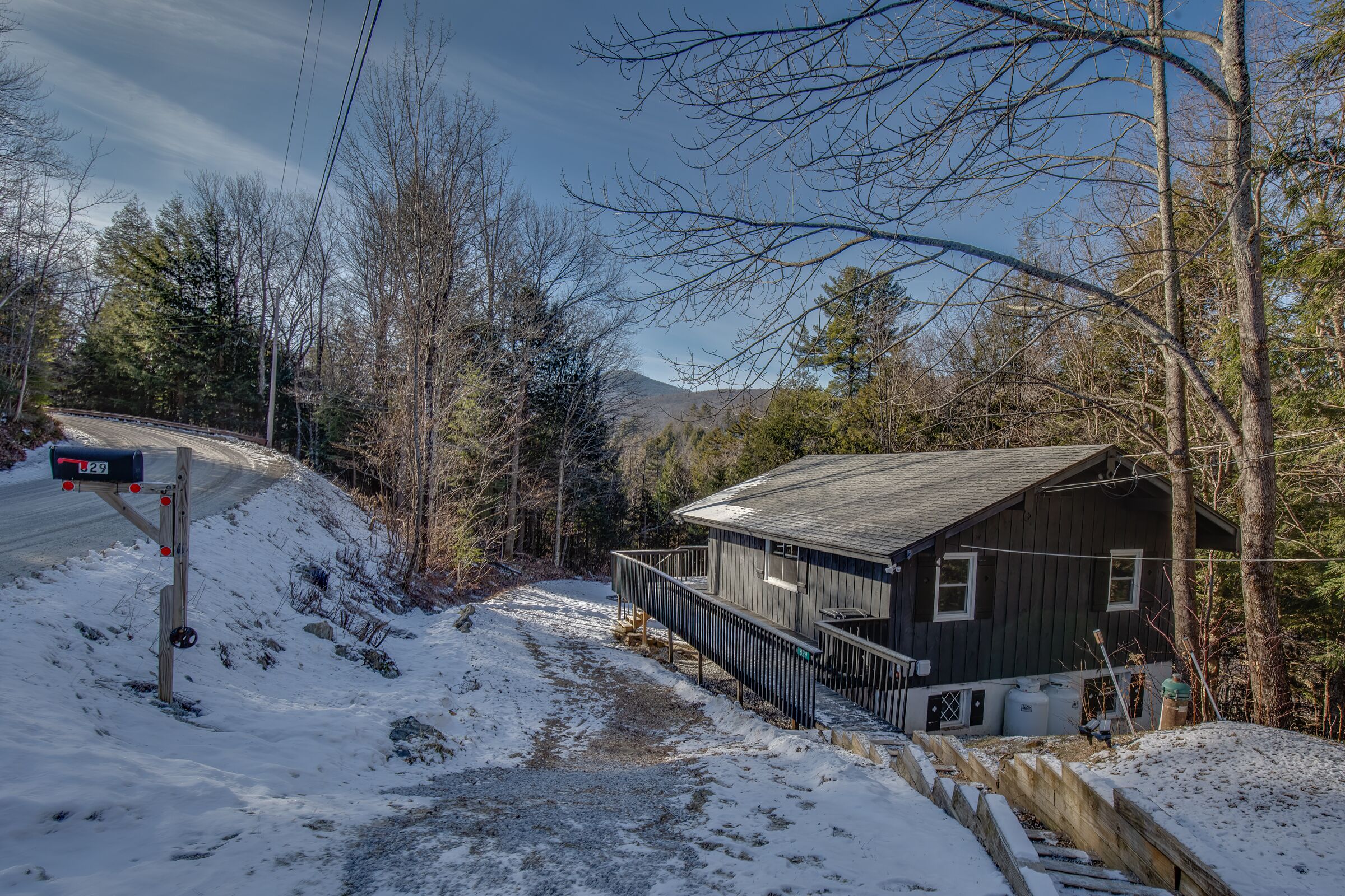 Secluded 3bd-2ba home, 5 min to Killington - Hot Tub, Firepit, and View