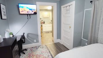 1 bedroom, desk