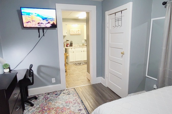 1 bedroom, desk