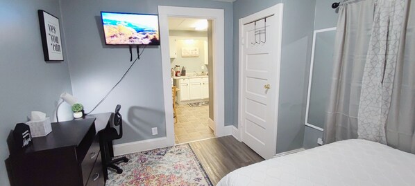 1 bedroom, desk - Clean/Cozy Studio 2-Near DT Indianapolis/Queen Bed (Indianapolis)