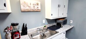 Fridge, microwave, oven, toaster - Clean/Cozy Studio 2-Near DT Indianapolis/Queen Bed (Indianapolis)