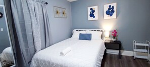 1 bedroom, desk