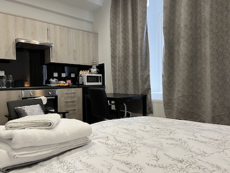 Restaurant. Entire Studio apartment - London